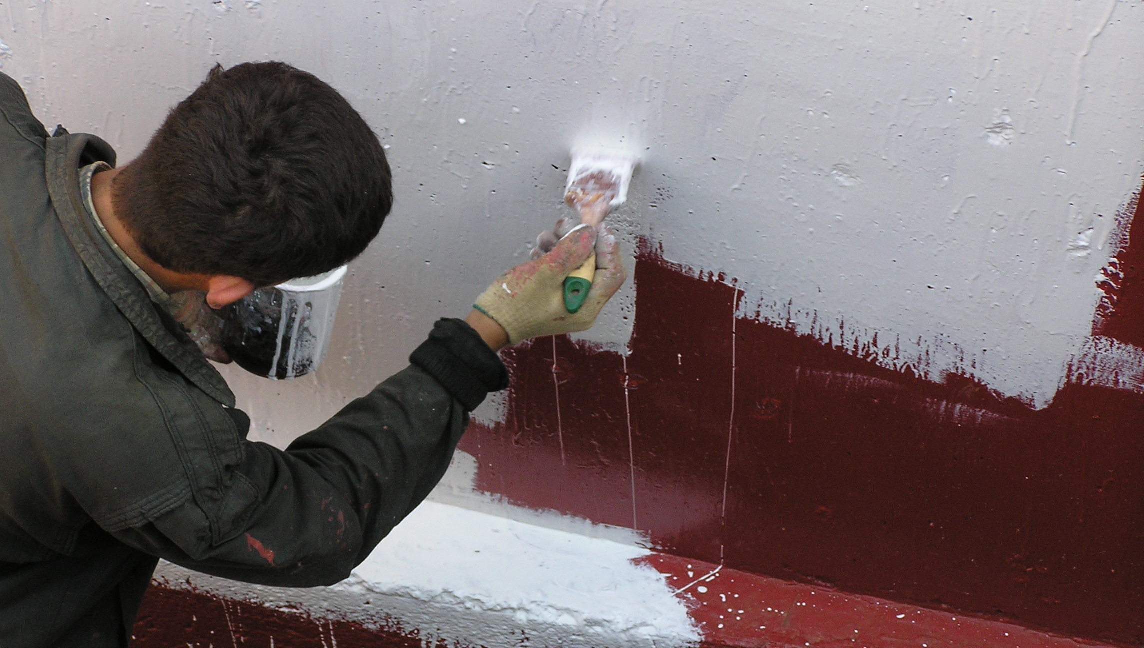 Гидроизоляция полиуретановой мастикой ГИПЕРДЕСМО® вертикальных участков кровель, ступеней, резервуаров и фундаментов.